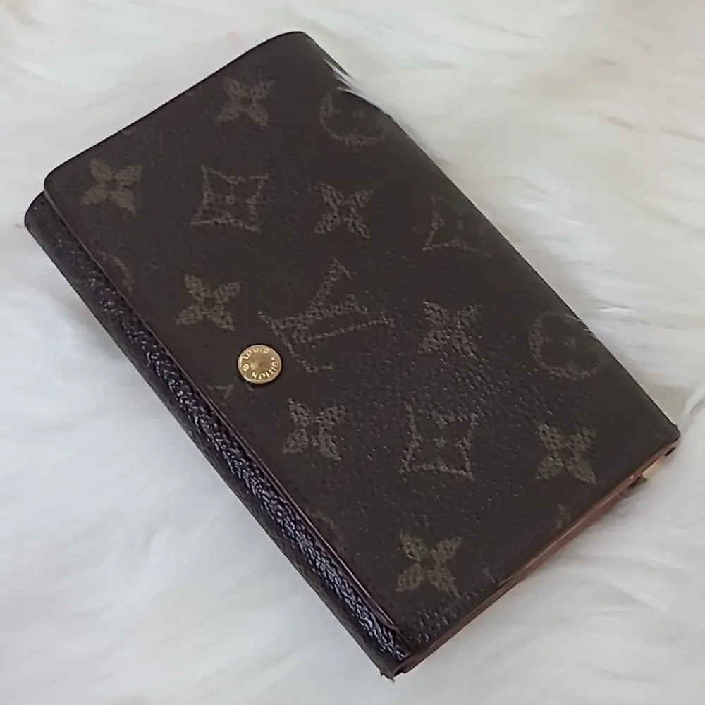 💯 Authentic Louis Vuitton Short Wallet 🍀